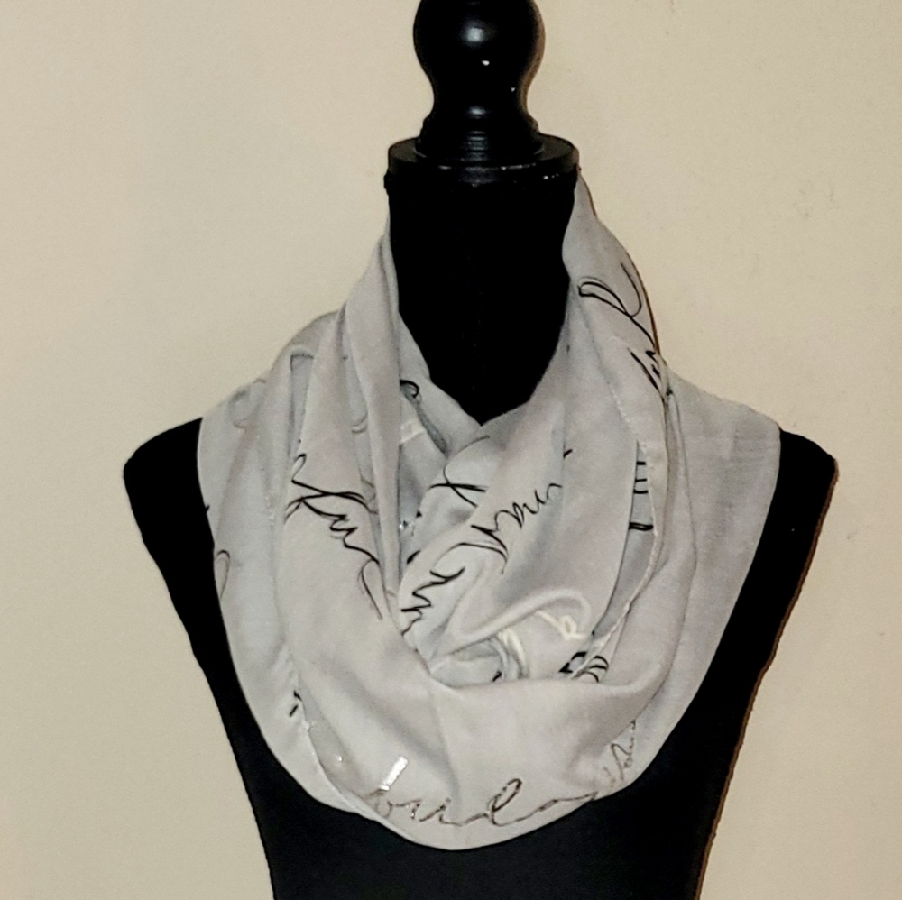 4/$30🌟Charming Charlie Infinity Scarf